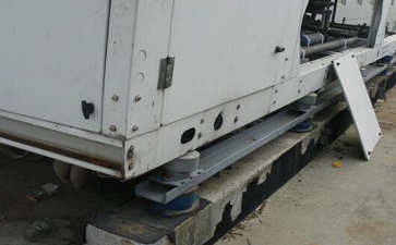 觀園樓商務(wù)酒店附樓房頂安裝有兩臺(tái)螺桿式熱泵機(jī)組及配套水泵3臺(tái)、中央空調(diào)外機(jī)3臺(tái)及配套水泵2臺(tái)。熱泵的風(fēng)機(jī)、電機(jī)，水泵的電機(jī)都是旋轉(zhuǎn)設(shè)備，當(dāng)設(shè)備運(yùn)行時(shí)引起整個(gè)樓面震動(dòng)，據(jù)測(cè)熱泵機(jī)組下方房間內(nèi)噪聲值達(dá)到58dB(A)，有很明顯的振感。 經(jīng)噪聲治理后，熱泵機(jī)組正下方室內(nèi)噪聲值降至40dB(A)以下，達(dá)到晝間標(biāo)準(zhǔn)。